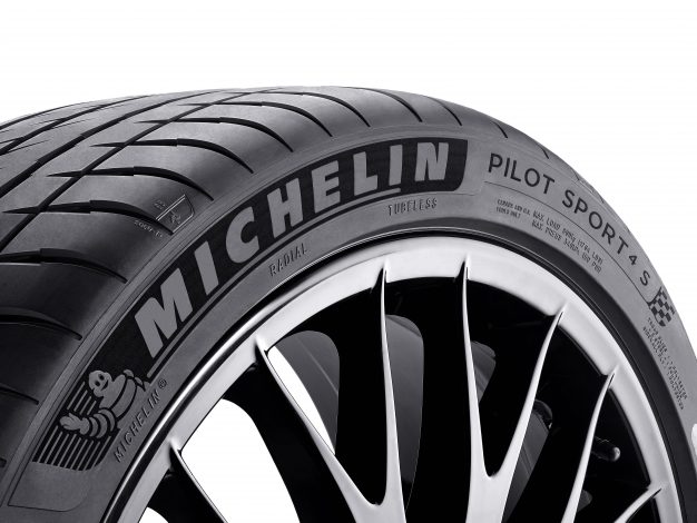 016-IMAGES-MICHELIN-Pilot-Sport-4S-Michelin-Pilot-Sport-4-S-Zoom-Vue-45%C2%B0-fond-blanc-626x470.jpg