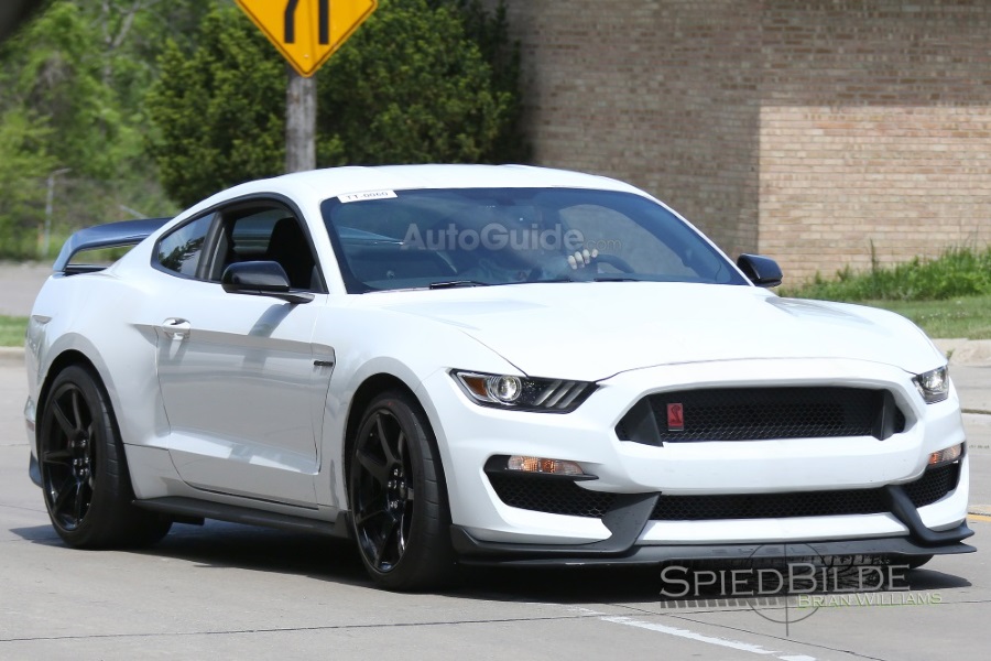 2016-ford-shelby-gt350r-oxford-white-01.jpg