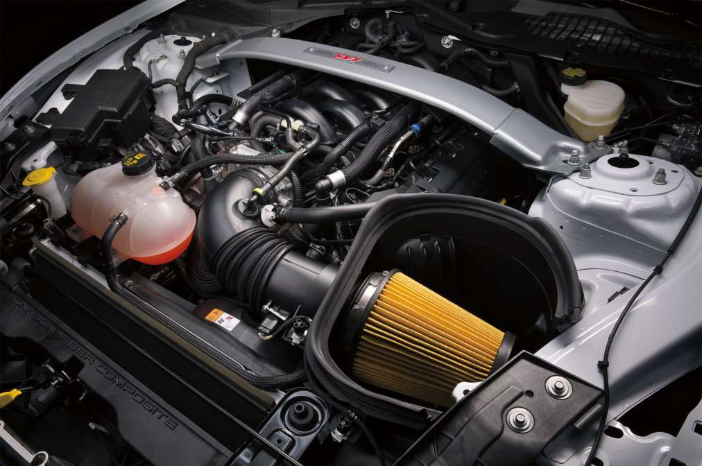 2016_Ford_Shelby_GT350_Mustang_Engine_Bay.jpg