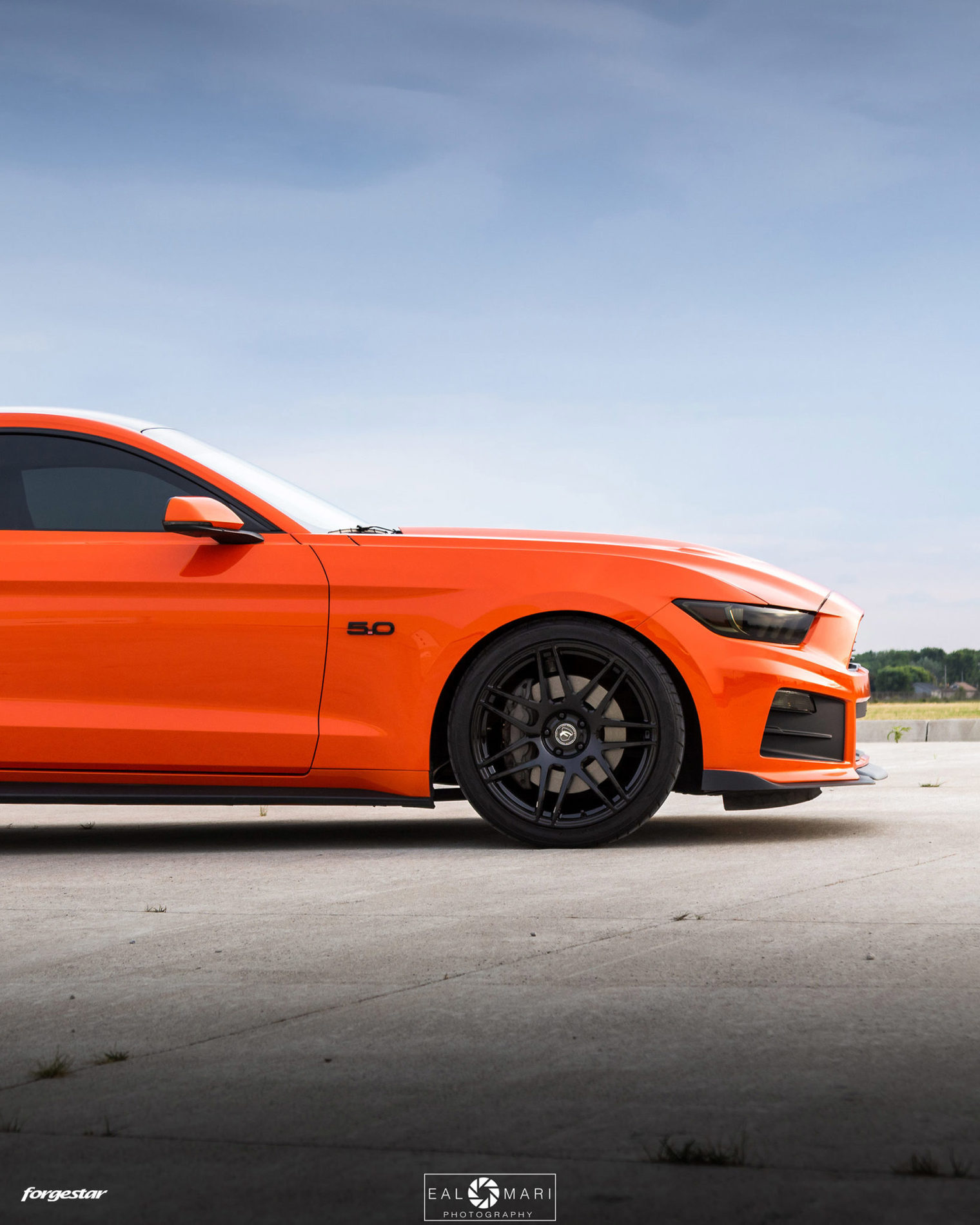 competition-orange-ford-mustang-6th-gen-black-concave-forgestar-f14-wheels-c.jpg