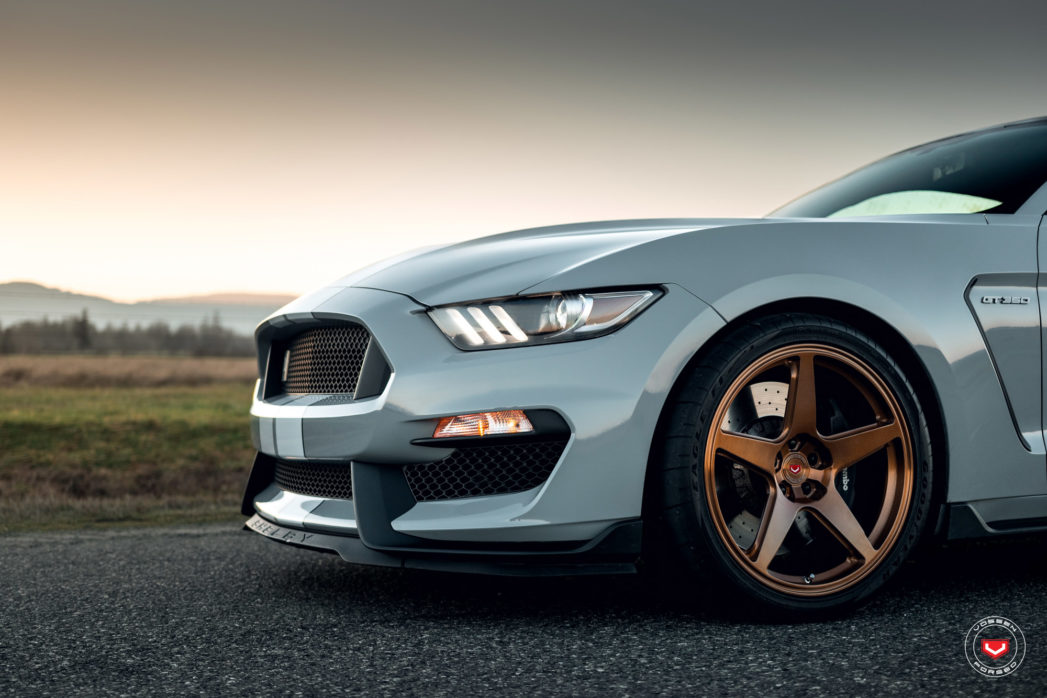 Fors-Mustang-GT350-Vossen-Forged-GNS-1-©-Vossen-Wheels-2019-1001-1047x698.jpg