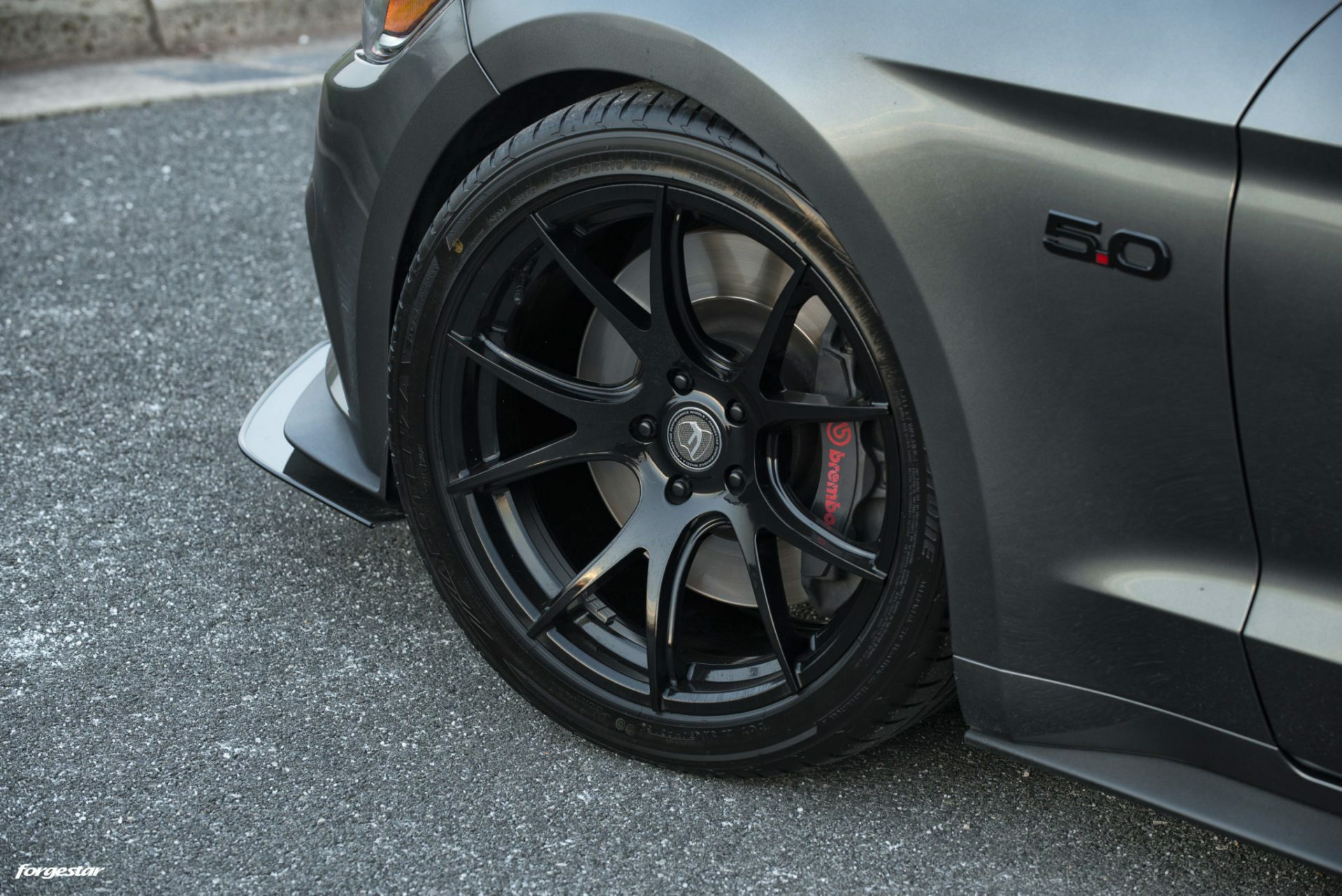 magnetic-gray-ford-mustangs550-forgestar-cf5v-concave-black-rims-c.jpg