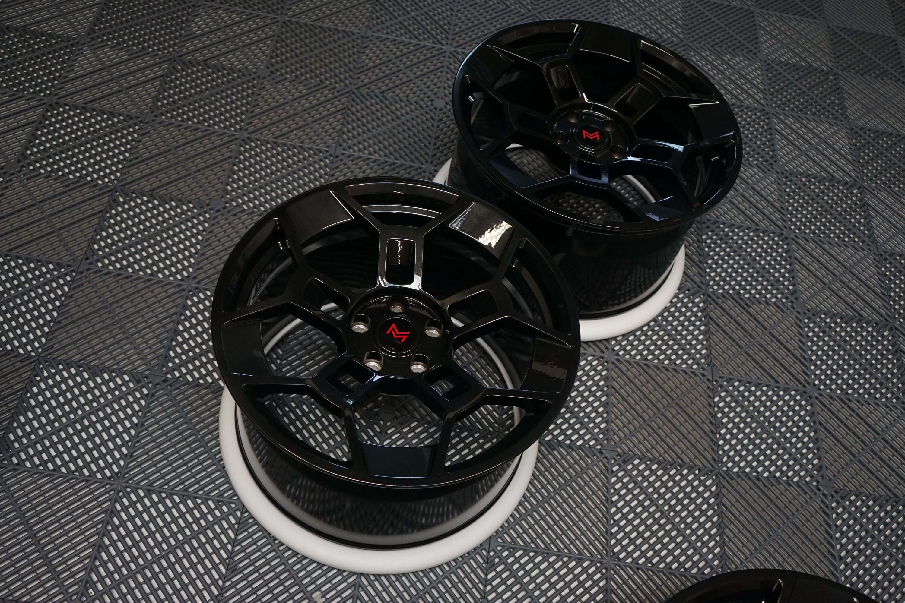 modern-muscle-wheels-m17r-carbon-flash-06.jpg