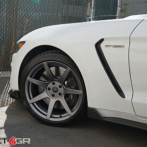 White Mustang GT350 on Graphite 6GR